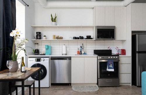 Sunny Modern Loft Montrose Beach Rooftop WFH Gym - Photo 7