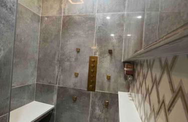 4 BR Luxurious-Gem Mansion in Heart of Denver - Foto 9