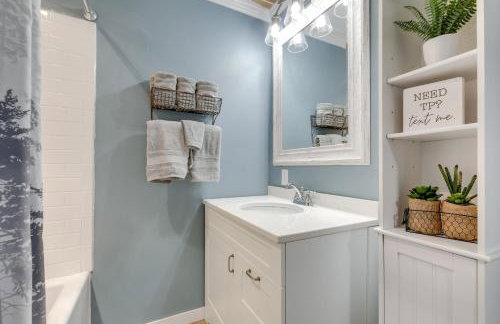 Tranquil Lakefront Cabin Fire Pit, Grill and Patio - Foto 19