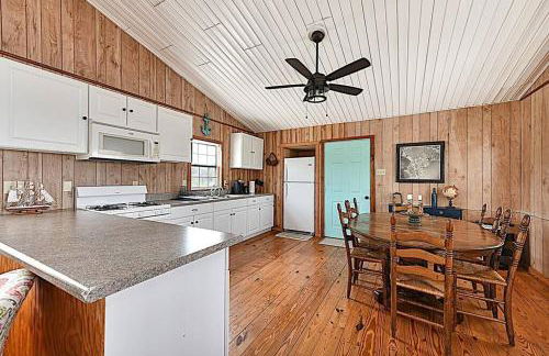 Shipwrecked Shack Waterfront House Boat on Land - Foto 28