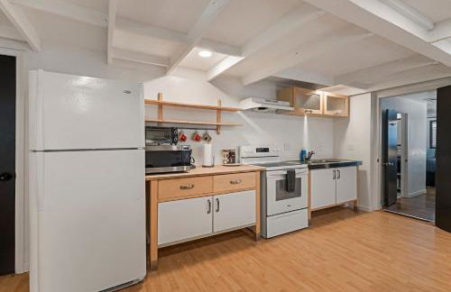 Guest House, Accessible to Downtown, & Fast WiFi! - Foto 6