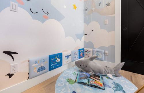 Ocean-Inspired 3B Modern Retreat w Kids Room - Foto 37