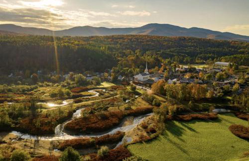 New & Modern Townhouse Close to Skiing, Brand New Hot Tub - Photo 5