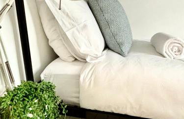 Stunning 3 bedroom & 2 bathroom cottage with patio - Foto 26