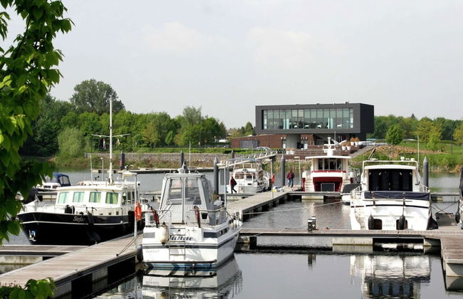 Villa in Maaspark With Lake Views & Sauna - Photo 25