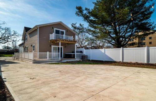 Hot Tub N64 Mins to Downtown Sleeps 8 - Foto 58