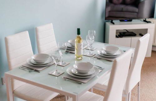 Ocean Breeze - Stunning Harbour Views from Private Balcony - Photo 12