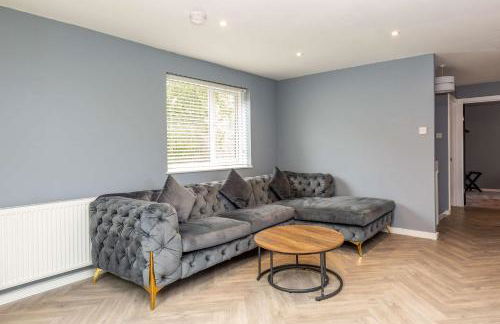 Modern & Stylish 3 Bedroom Home in Peterborough - Photo 2