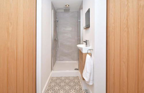 Chapel House by YourStays - Two bed cottage in Market Town of Sandbach, high end finish - Photo 36