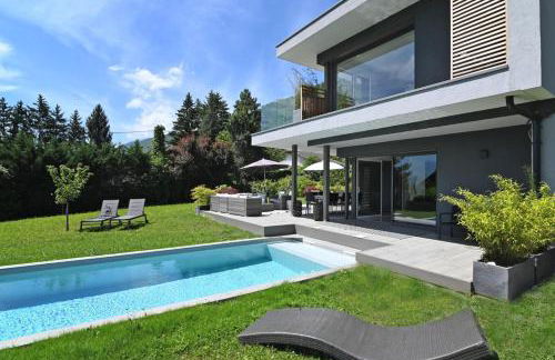 Charming villa with pool lake view 10 minutes from the city center - Photo 2