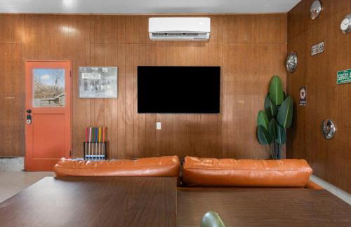 The Aspen is a mid-century modern upstairs unit. - Foto 27