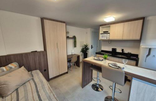 Studio Novo e completo perto da PUC - Foto 1