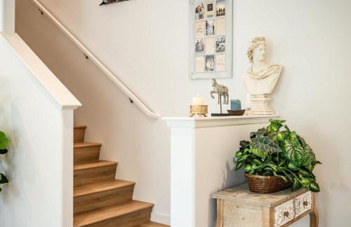 Spacious 5BR Getaway w Game Room & Modern Comfort - Photo 43