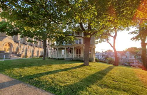 The Gold Room near downtown trains fast wifi - Photo 17