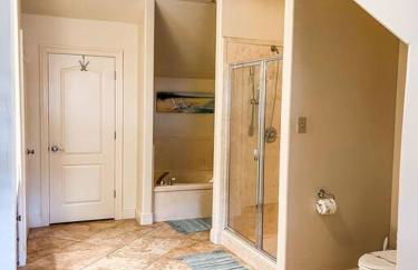 Pet Friendly Tranquil Cottage with Fire-Pit & Hot Tub Minutes to BEACHES - Foto 24