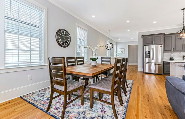 Chic 4 BR Condo - Large Pool - Perfect Location - Photo 12