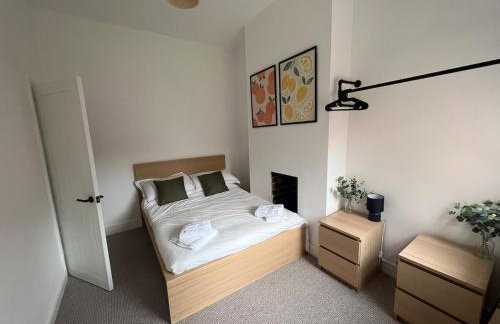 Altrincham House - 2BR - Sleeps 6 - WiFi - Parking - Foto 1