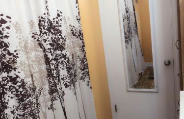 Super Cute & Cool Home with 65Inch TV 2Baths 4 Bedrooms 2King Beds BBQ Grill Fenced Backyard - Foto 12