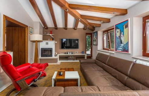 Villa With Pool, Jacuzzi, Sauna, Fitness, Playground & Wine Cellar - Photo 24