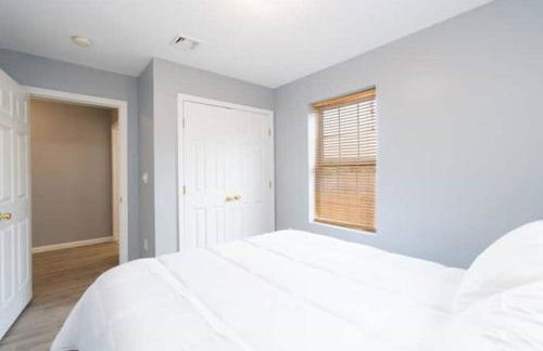 Gorgeous Waterfront 3 Bedroom, 1.5 Bathroom Unit. - Foto 26