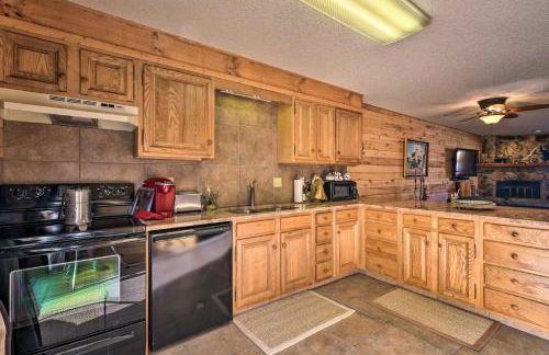 Downtown Red River Retreat with Mtn Views and Yard - Foto 8