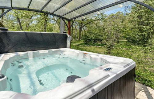 Dog-Friendly Nature Escape with Hot Tub and Fire Pit - Foto 3