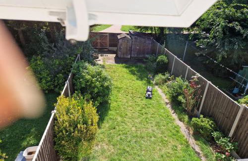 Lovely 4 bed house with patio & bbq - Photo 11