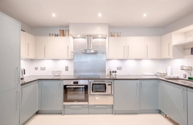 Central 2BD Flat w/ River View Balcony - Vauxhall! - Photo 9