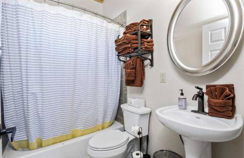 Modern Red Lodge Cabin - Walk to Broadway Ave - Foto 27