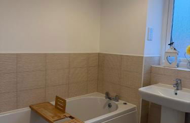Luxury Contractor 4 Bed Home Sleeps 8 Cardiff Airport Parking - Foto 23