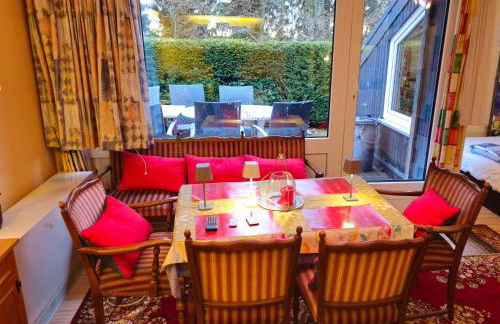 Winterberg Appartement 6 Pers aan Skilift grootste Skigebied nabij Bikepark Unieke locatie met zeer rustige tuin in het bos en het gezellige centrum leuke cafes restaurants en gratis zwembad sauna relax speelruimte parkeerplaats naast Der Brabander - Foto 21