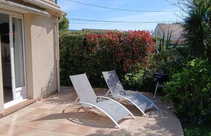 Saint Ho Mer Maison lumineuse vue mer 8 pers 4 chambres 2 sdb 2 WC étage rénové en 2025 belle terrasse grand jardin clos parking 8 mn à pied petite plage grand jardin près de Port en Bessin, Bayeux et plage Omaha beach - Foto 7