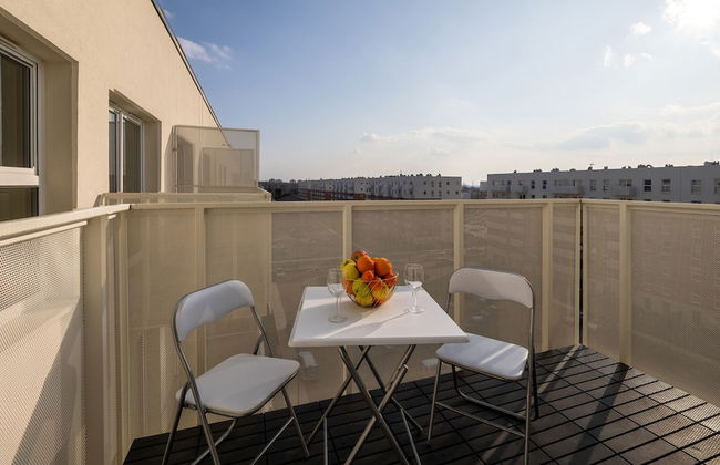 Modern Studio With Balcony by Renters - Photo 22