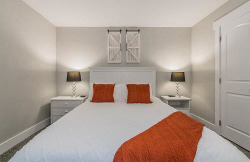 Cozy 2BR Farmhouse Apt - Sleeps 8 - FREE Parking! - Photo 21