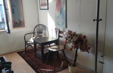 GästeZimmer im Altbau Dachgeschoss mit kleinem Bad WLAN, TV und Parkplatz - Foto 13