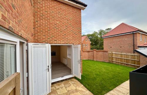 Detached 4BR House - Private Garden, Garage & Parking - Perfect for Long Stays, Families, Contractors - Photo 14