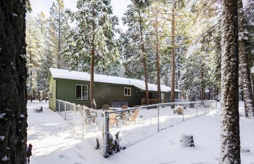 Lassen National Park Luxury Cabin with Hot Tub - Foto 37