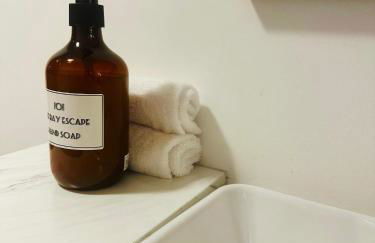 Bay escape beach apartment steps from the sea - Foto 9