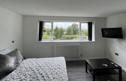 Studio apartment in Harefield - Photo 17