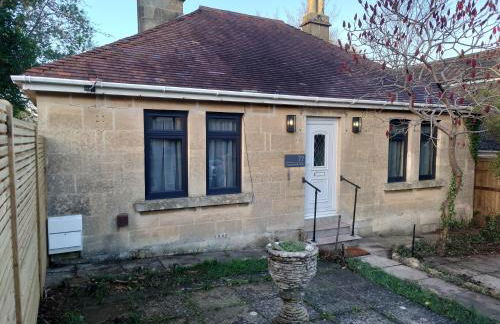 Newly renovated 2-bed bungalow - Photo 1