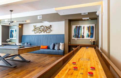 Downtown Modern Elegance Suite with Free Parking, Pool, WIFI and a King Bed - Foto 25