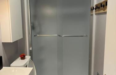 Newly Updated Modern, Spacious, and Cozy Condo- Right on the Lake! - Foto 34