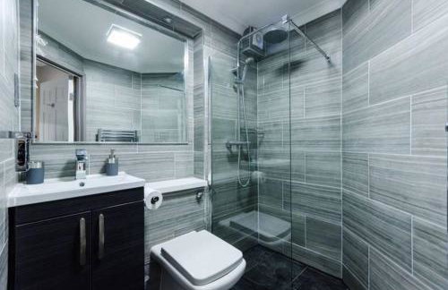 Modern Spacious 1 Bed Apartment with Free Parking in Trendy Inner London Suburb 15 mins walk to Victoria Line Underground then 20 mins to Oxford Street "West End of London" or 10 mins walk to Overground and 10 mins to London Liverpool St "City of London" - Foto 5