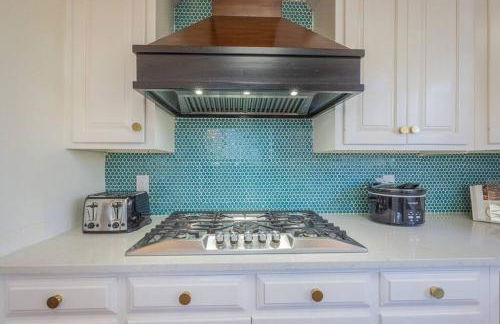 Large Luxury House, King Beds and More, Hot Tub, Theater, Fireplace, Game Room, Ping-pong, Pool Table, Air Hockey, Arcade, River, Big Kitchen, Nice Porch, Quiet, Good for Families and Large Groups, Near UGA Golf Course, Close to UGA & Stanford Stadium - Photo 75