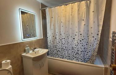 2BR Comfortable Spacious Furnished Property with Parking - Foto 13