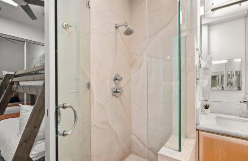 Stunning Oceanfront Boardwalk Condo - Spa, Steps2Beach, Parking & Fast Wifi! - Foto 21
