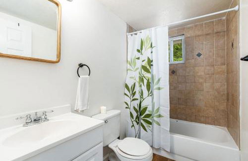 Hot Tub, Wraparound Deck, & WiFi at Chalet Cabin - Foto 18