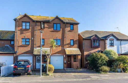 Spinnaker House-with Tesla Electric Charging Point - Photo 2