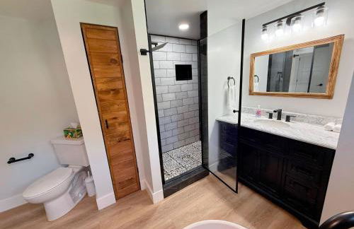 91M Renovated Bethlehem home with hot tub, firepit, large yard, walk to restaurants - Photo 32