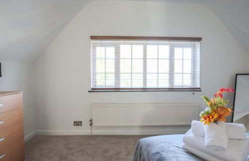 Idyllic Home in Picturesque Village of Wraysbury - Pass the Keys - Foto 14